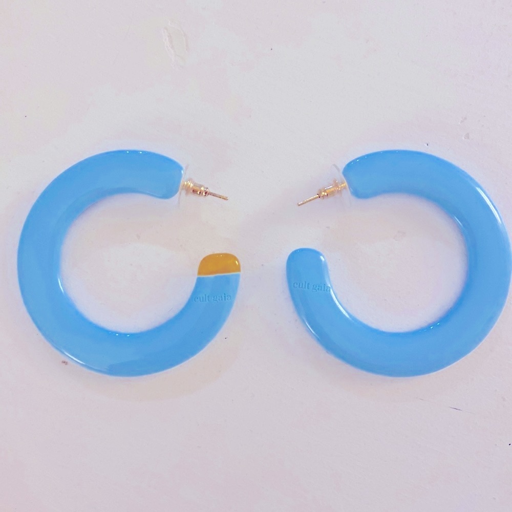 Cult Gaia Kennedy Hoop Earrings color: Bluebell